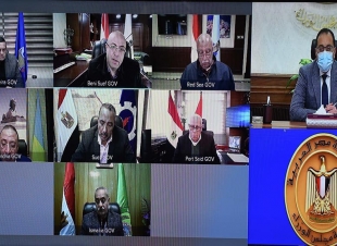 رئيس الوزراء يعقد اجتماع مع عدد من المحافظين عبر تقنية  الفيديو كونفرانس