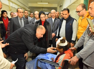 محافظ أسيوط يزور مصابي حادث إنقلاب سيارة ربع نقل بالطريق الصحراوي الغربي