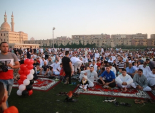 محافظ كفرالشيخ يؤدي صلاة عيد الفطر المبارك بالاستاد الرياضي وسط الآلاف من المصلين.. 