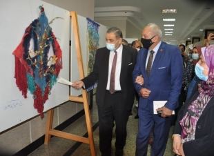 رئيس جامعة كفرالشيخ يفتتح 5 معارض فنية لطلاب النوعية