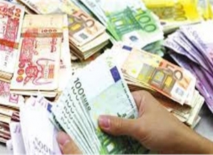  نقابة «السكة الحديد» تكرم عامل مزلقان عثر على 15 ألف دينار كويتي