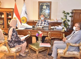 محافظ أسيوط يناقش موقف مشروعات تطوير الريف المصري التي ينفذها جهاز التعمير بإجمالي 243 مشروعًا بتكلفة 2 مليار جنيه في 7 مراكز