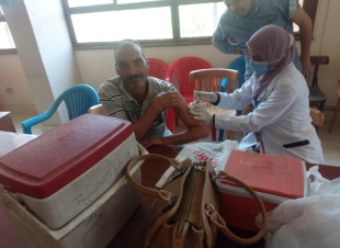 محافظ أسيوط: فرق طبية لتطعيم العاملين بالوحدة المحلية لحي غرب ضد فيروس كورونا المستجد 