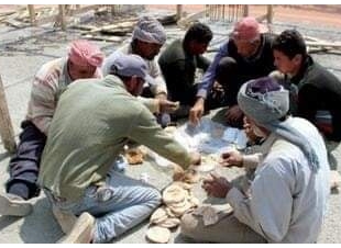 صعوبات تواجه عمال اليومية وتحديات الطقس السئ