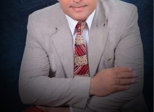 الاعلامى إبراهيم القلشى يكتب.. بعض الكلمات كالنيران الصديقة التى نوقدها ظنا منا أنها تنير دروبنا لكنها فى الحقيقة تلتهم استقرارنا وتصنع الأزمات وتخلق الفوضى