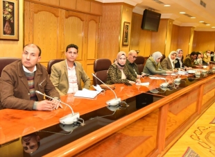 محافظ أسيوط يعقد اجتماعًا موسعًا لمتابعة نسب تنفيذ مشروعات المبادرة الرئاسية حياة كريمة والمشروع القومي لتطوير الريف المصري وفقًا للجداول الزمنية