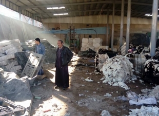 بالصور| حريق يلتهب مصنع غزل ونسيج بالمنطقة الصناعية ببلطيم وإصابة عامل
