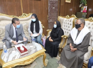 محافظ المنوفية يلتقى بعض مواطني قويسنا ويقرر مساعدات مالية عاجلة لهم
