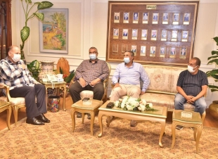 محافظ أسيوط يكرم مدير منطقة هيئة الابنية التعليمية بأسيوط تقديراً لجهوده وتفانيه فى أداء عمله