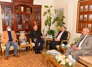 محافظ أسيوط يلتقي مدير جهاز تنمية المشروعات ويؤكد دعمه لأي مبادرات تقدم خدمات أفضل للمواطنين لتوفير حياة كريمة