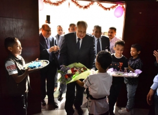 محافظ أسيوط يزور دور الايتام لمشاركة الأطفال فرحتهم بعيد الفطر المبارك ويقدم لهم والهدايا ويفتتح أعمال التطوير التي تمت بدار الحنان للبنين