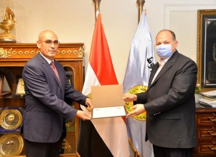 محافظ أسيوط يكرم المدير التنفيذي بجهاز تعمير الوادي الجديد لجهوده في تنفيذ مشروعات المبادرة الرئاسية 