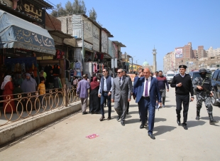 محافظ كفر الشيخ يقود حملة لإزالة الإشغالات بعدد من شوارع المحافظة.. ويغلق عدد من المحال لمخالفة القانون