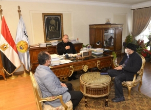 محافظ أسيوط يناقش إجراءات مواجهة كورونا وجاهزية المستشفيات وتوافر مخزون الأدوية والاكسجين وسير عمل حملات تطعيم وتوعية المواطنين