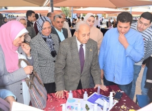 صيدلة الجامعة المصرية الروسية تفتتح معرض مستحضرات التجميل