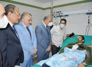 محافظ ومدير امن سوهاج يطمئنان على الحالة الصحية للنقيب 