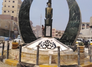 وضع الزهور والورود بجوار تمثال زويل بكفر الشيخ احتفالا بالذكرى الخامسة لرحيله