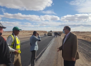 ضمن خطة المحافظة لتطوير ورصف الطرق محافظ أسيوط يواصل جولاته الميدانية بتفقد أعمال تطوير وإعادة رصف الطريق الصحراوى الغربي وطريق المطار