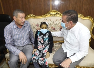 محافظ المنوفية يلتقى إحدى الحالات الإنسانية وصرف مساعدة مالية وتوفير الرعاية الطبية لها