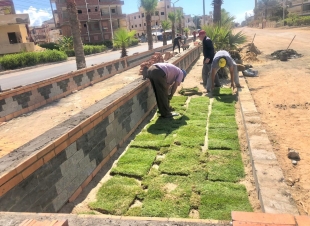 توافد على مصيف بلطيم وتواجد رجال الإنقاذ واستمرار الرصف بالأسفلت والانترلوك