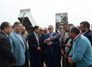 محافظ كفرالشيخ يتابع أعمال إنشاء مصنع فصل الرمال السوداء بالبرلس.. 